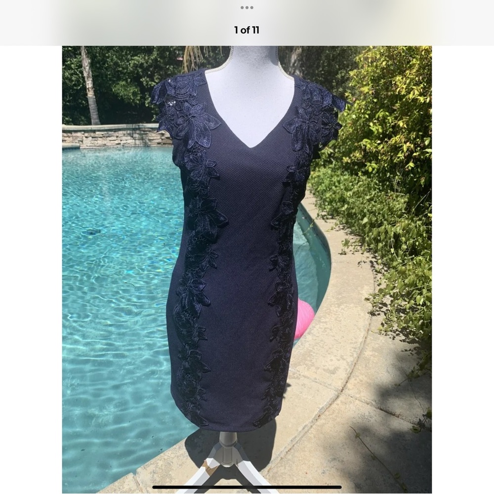 Carmen Marc Valvo navy Floral 💐 3D embroidered textured overlay Dress Size 4 ⭐️